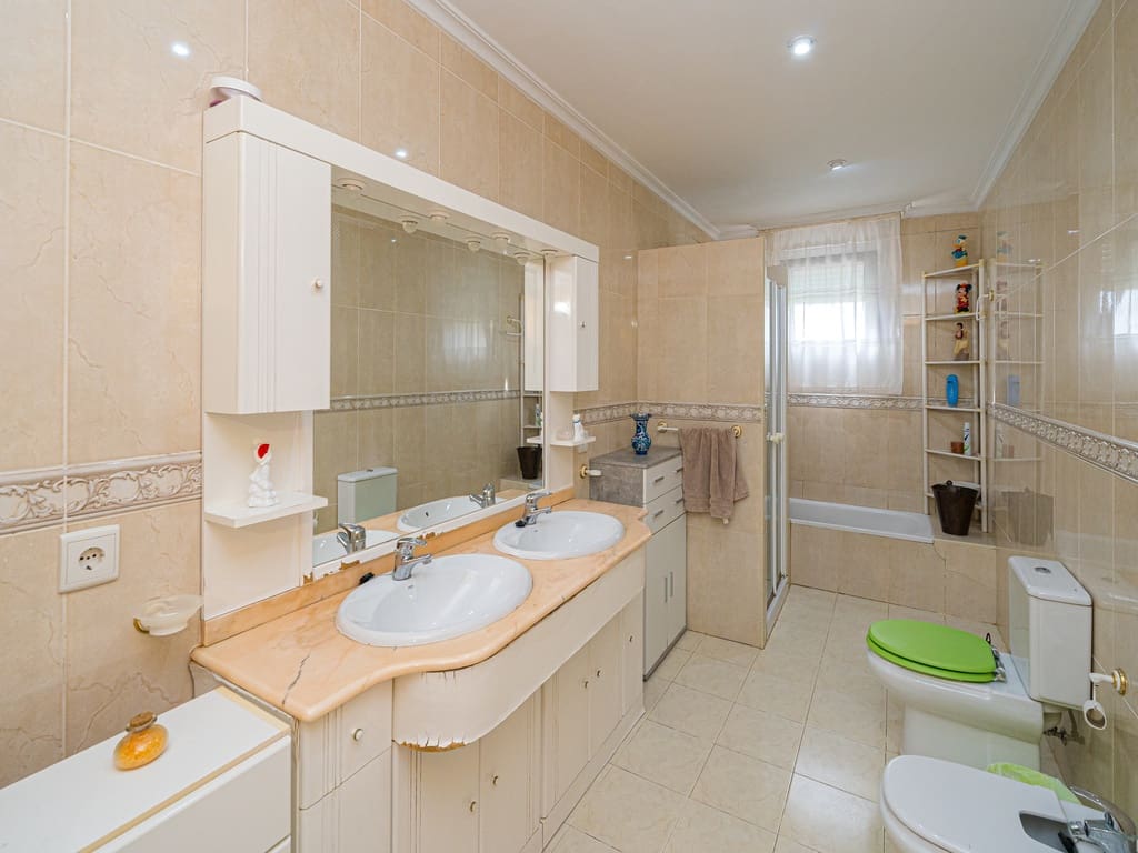 5 bedroom Villa for sale in La Nucia with pool garage - € 840,000 (Ref: 9675116)