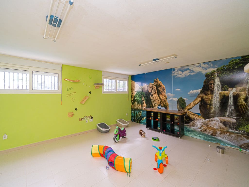 5 bedroom Villa for sale in La Nucia with pool garage - € 840,000 (Ref: 9675116)