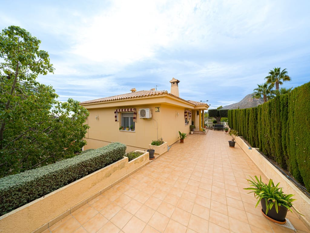 5 bedroom Villa for sale in La Nucia with pool garage - € 840,000 (Ref: 9675116)