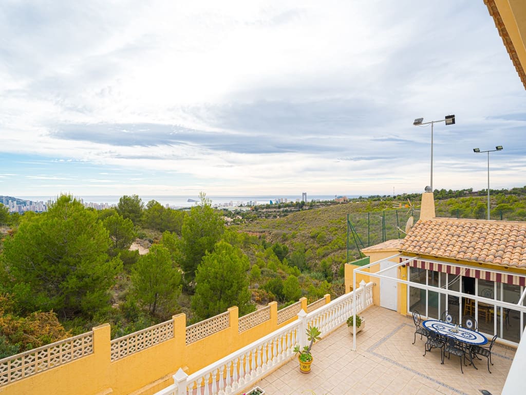 5 bedroom Villa for sale in La Nucia with pool garage - € 840,000 (Ref: 9675116)