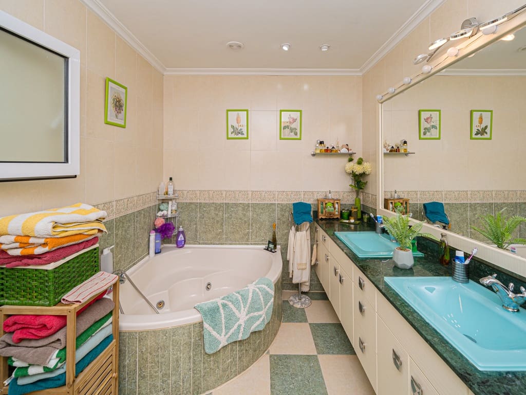 5 bedroom Villa for sale in La Nucia with pool garage - € 840,000 (Ref: 9675116)