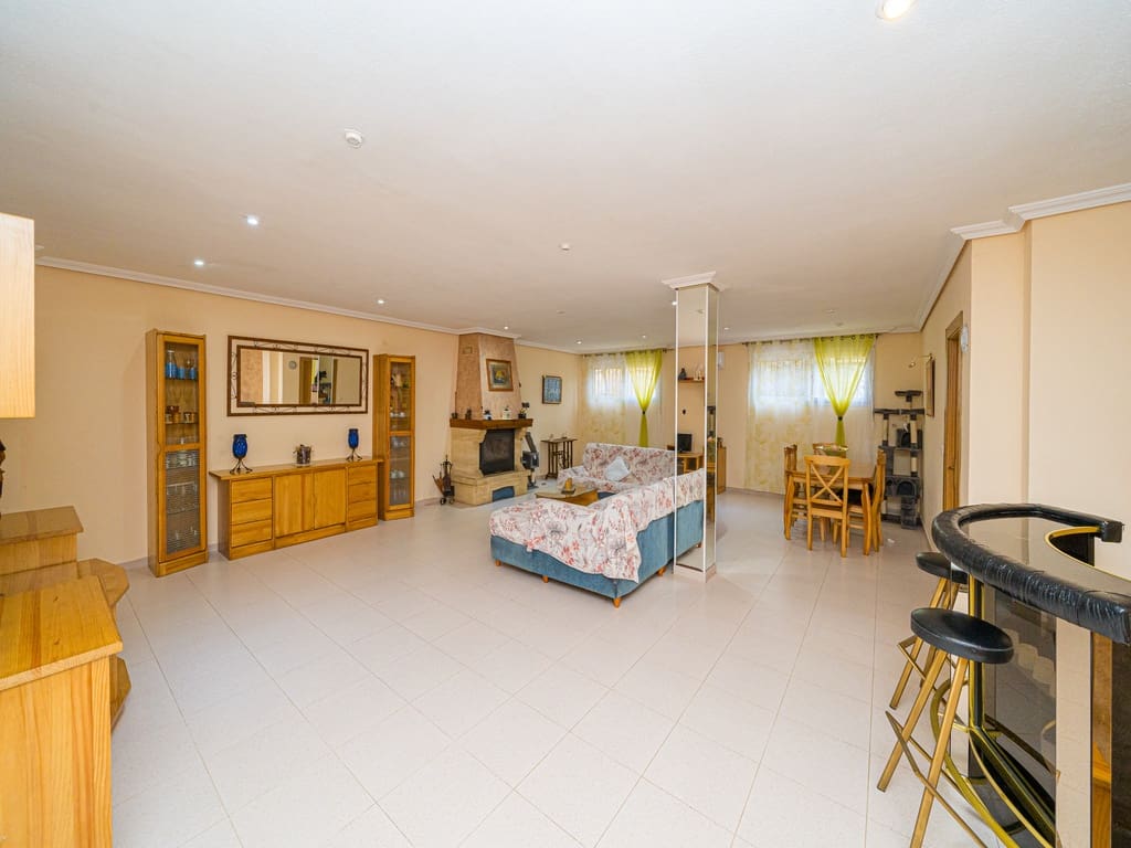 5 bedroom Villa for sale in La Nucia with pool garage - € 840,000 (Ref: 9675116)