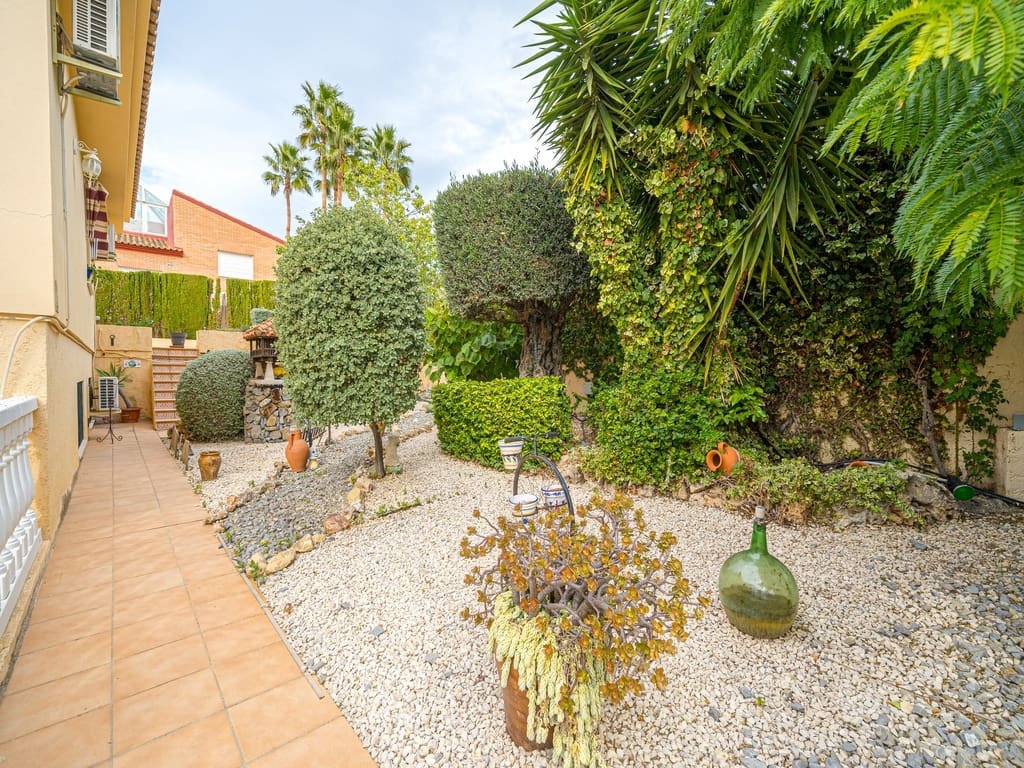 5 bedroom Villa for sale in La Nucia with pool garage - € 840,000 (Ref: 9675116)