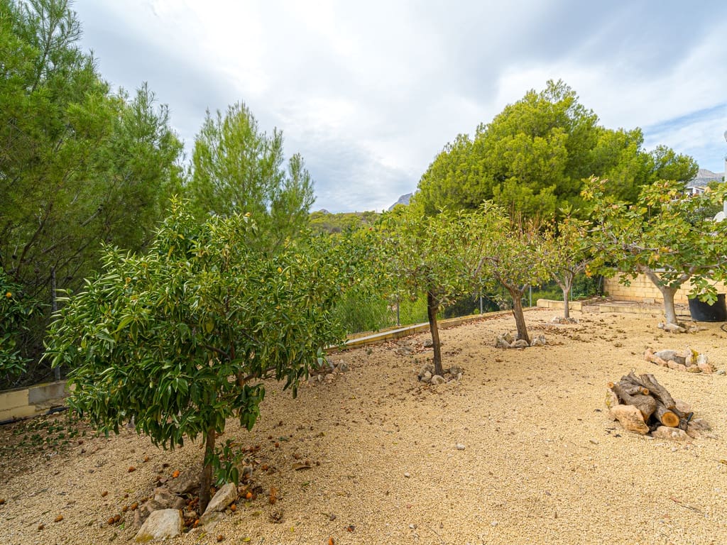 5 bedroom Villa for sale in La Nucia with pool garage - € 840,000 (Ref: 9675116)