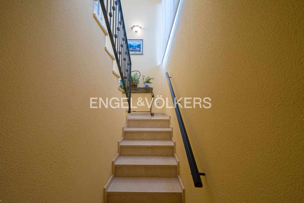 5 bedroom Villa for sale in La Nucia with pool garage - € 840,000 (Ref: 9675116)
