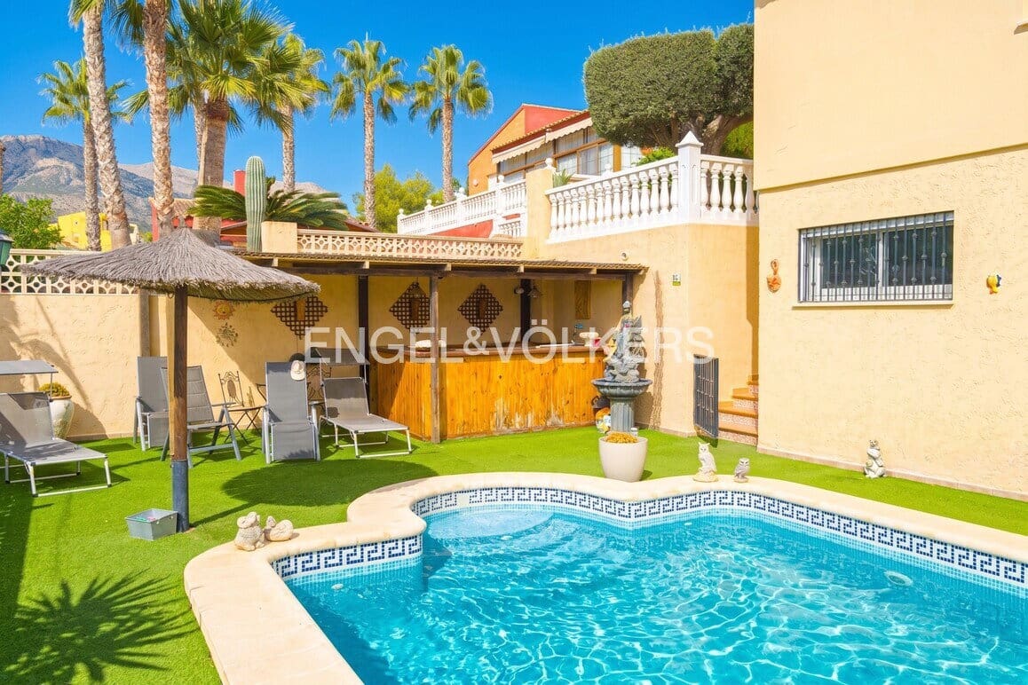 5 Zimmer Villa zu verkaufen in La Nucia mit Pool Garage - 840.000 € (Ref: 9675116)