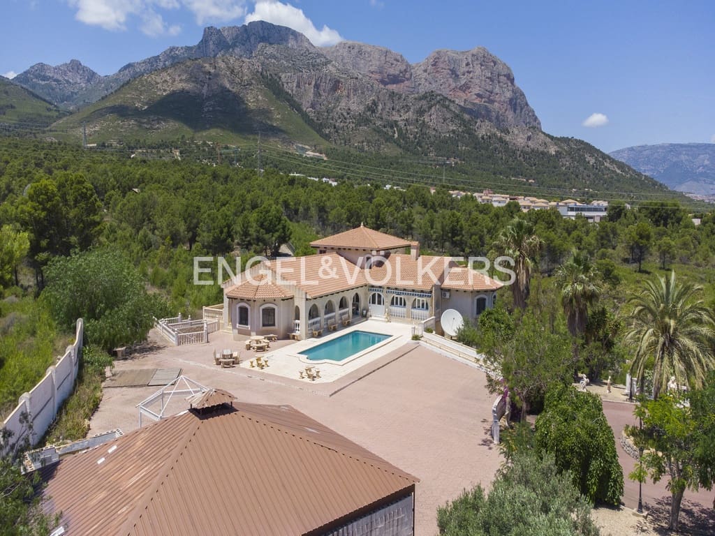 10 bedroom Villa for sale in La Nucia with pool garage - € 1,950,000 (Ref: 9677906)