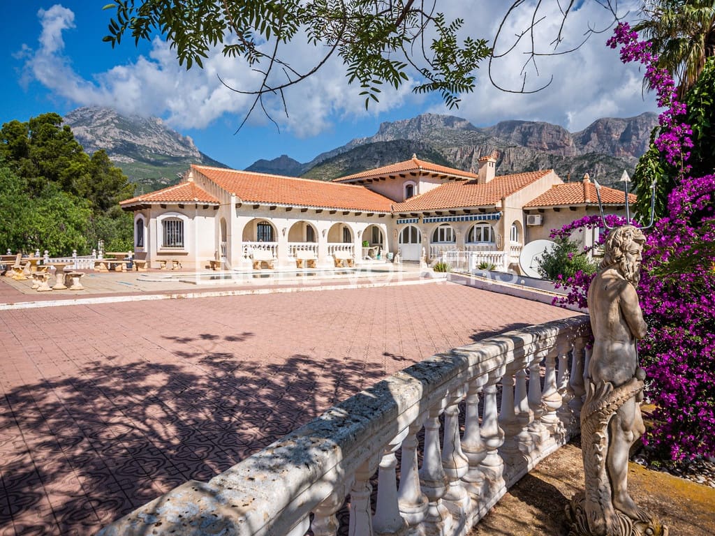 10 bedroom Villa for sale in La Nucia with pool garage - € 1,950,000 (Ref: 9677906)