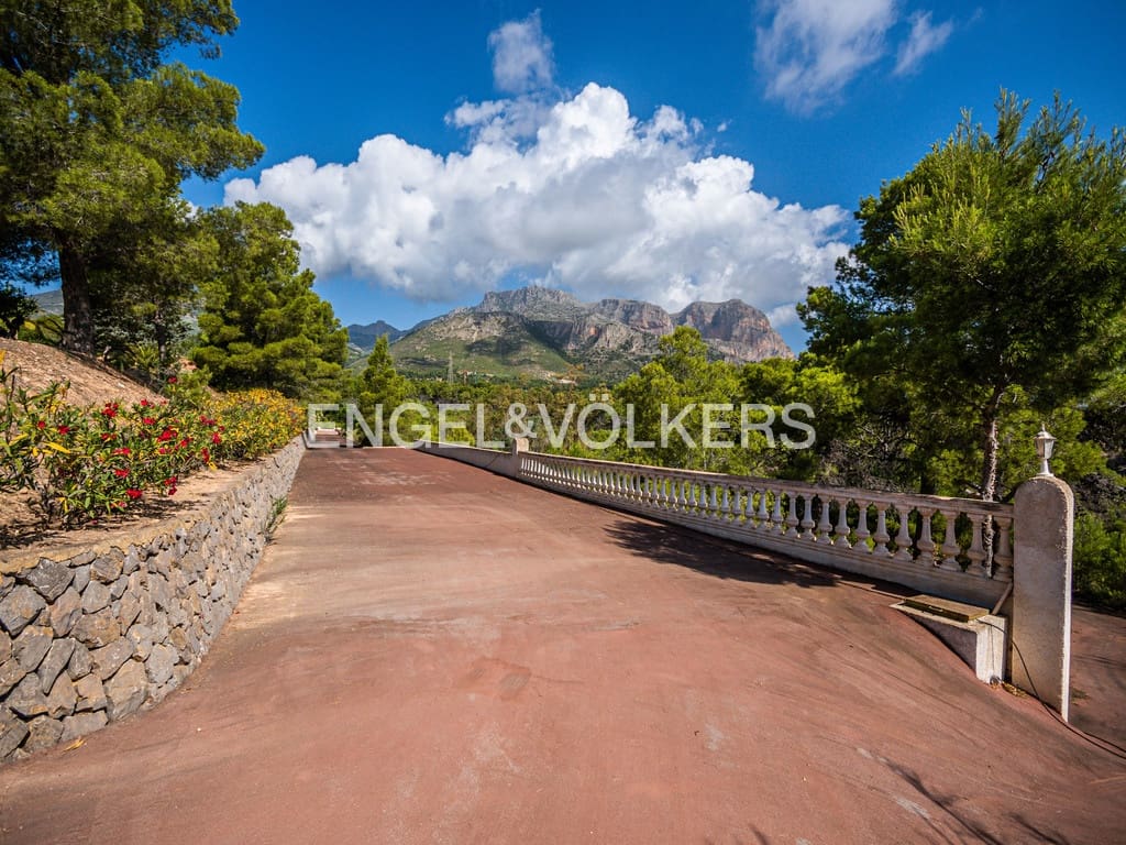 10 bedroom Villa for sale in La Nucia with pool garage - € 1,950,000 (Ref: 9677906)