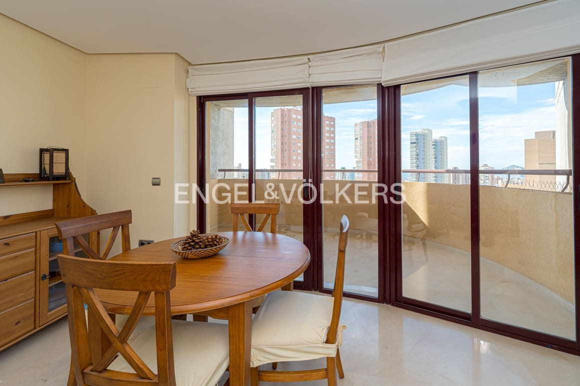 3 sovrum Lägenhet till salu i Benidorm med pool garage - 345 000 € (Ref: 9687367)