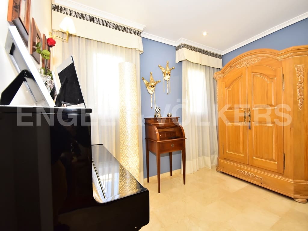 4 bedroom Villa for rent in Benidorm with pool garage - € 2,500 (Ref: 9720327)