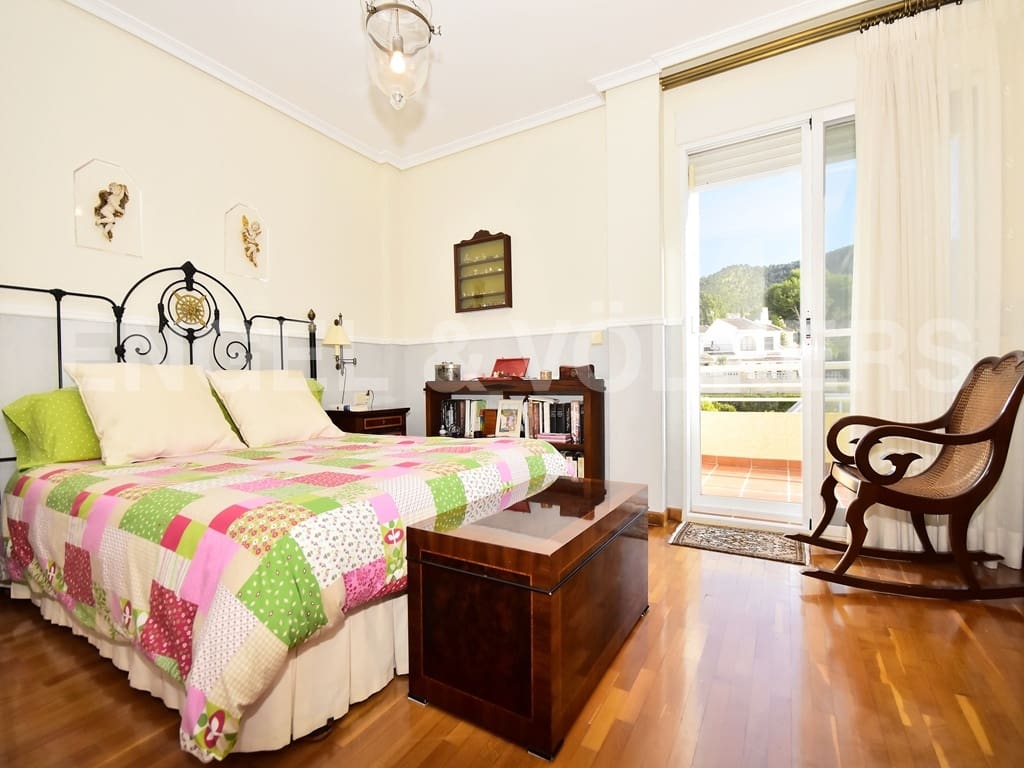 4 bedroom Villa for rent in Benidorm with pool garage - € 2,500 (Ref: 9720327)