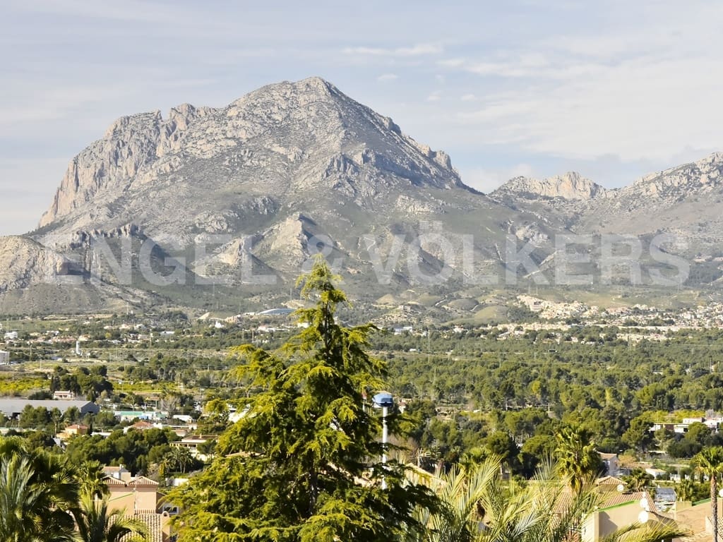 4 bedroom Villa for rent in Benidorm with pool garage - € 2,500 (Ref: 9720327)