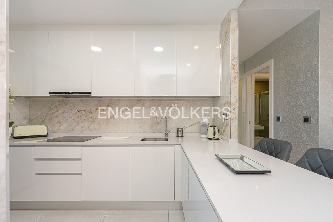 2 bedroom Apartment for sale in Benidorm with pool garage - € 695,000 (Ref: 9720328)