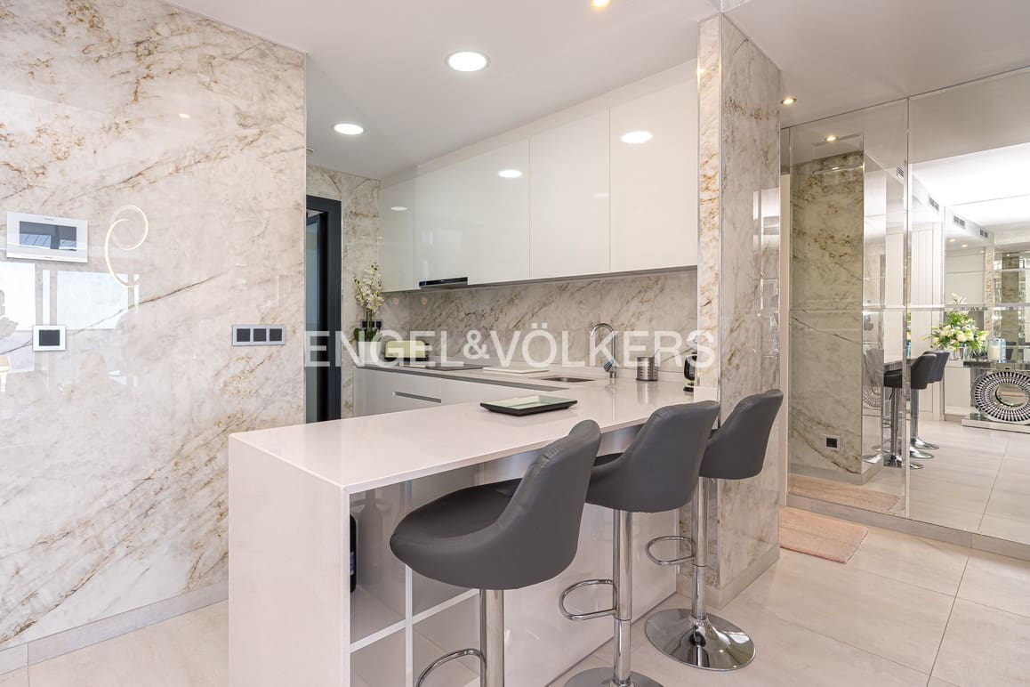 2 bedroom Apartment for sale in Benidorm with pool garage - € 695,000 (Ref: 9720328)