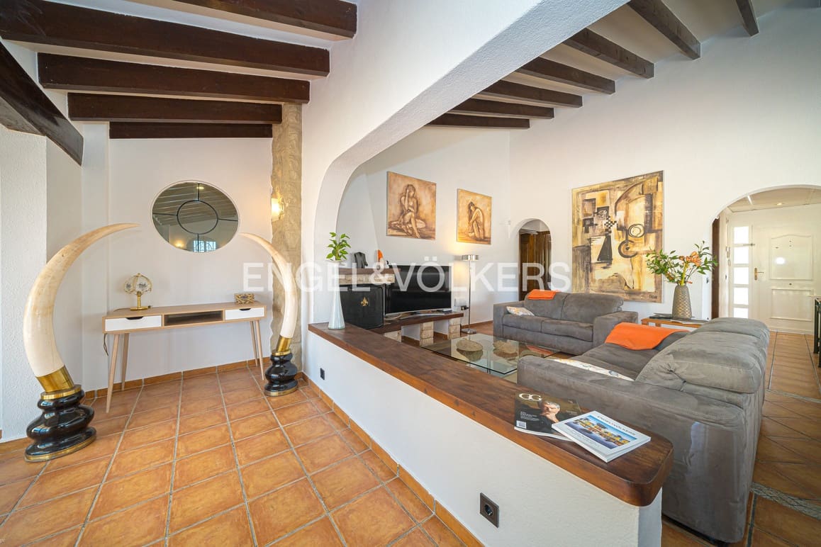 7 bedroom Villa for sale in La Nucia with pool garage - € 775,000 (Ref: 9737132)