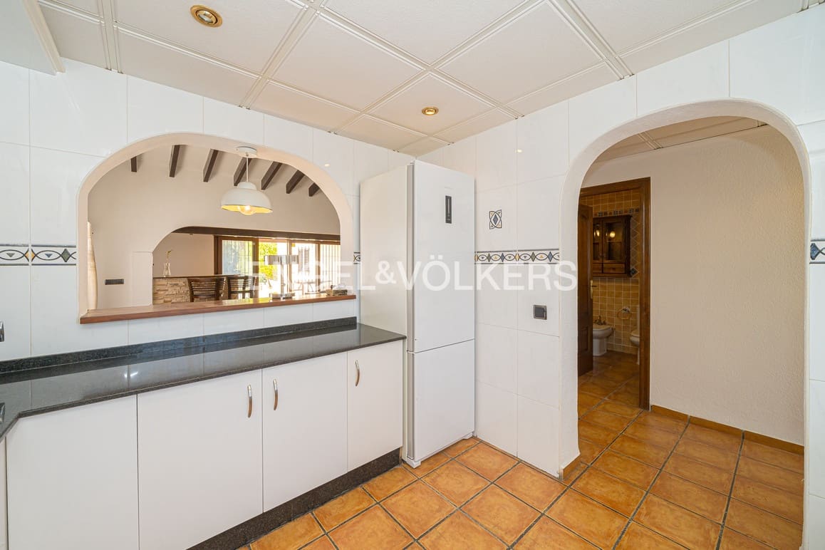 7 bedroom Villa for sale in La Nucia with pool garage - € 775,000 (Ref: 9737132)