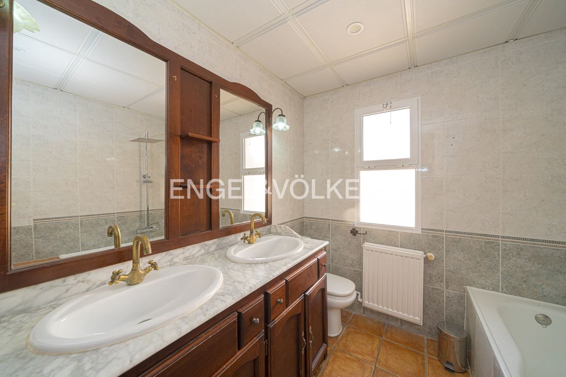 7 bedroom Villa for sale in La Nucia with pool garage - € 775,000 (Ref: 9737132)