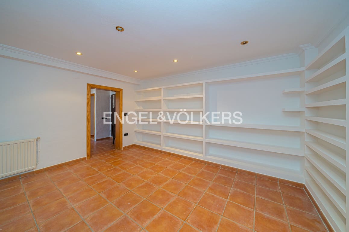 7 bedroom Villa for sale in La Nucia with pool garage - € 775,000 (Ref: 9737132)