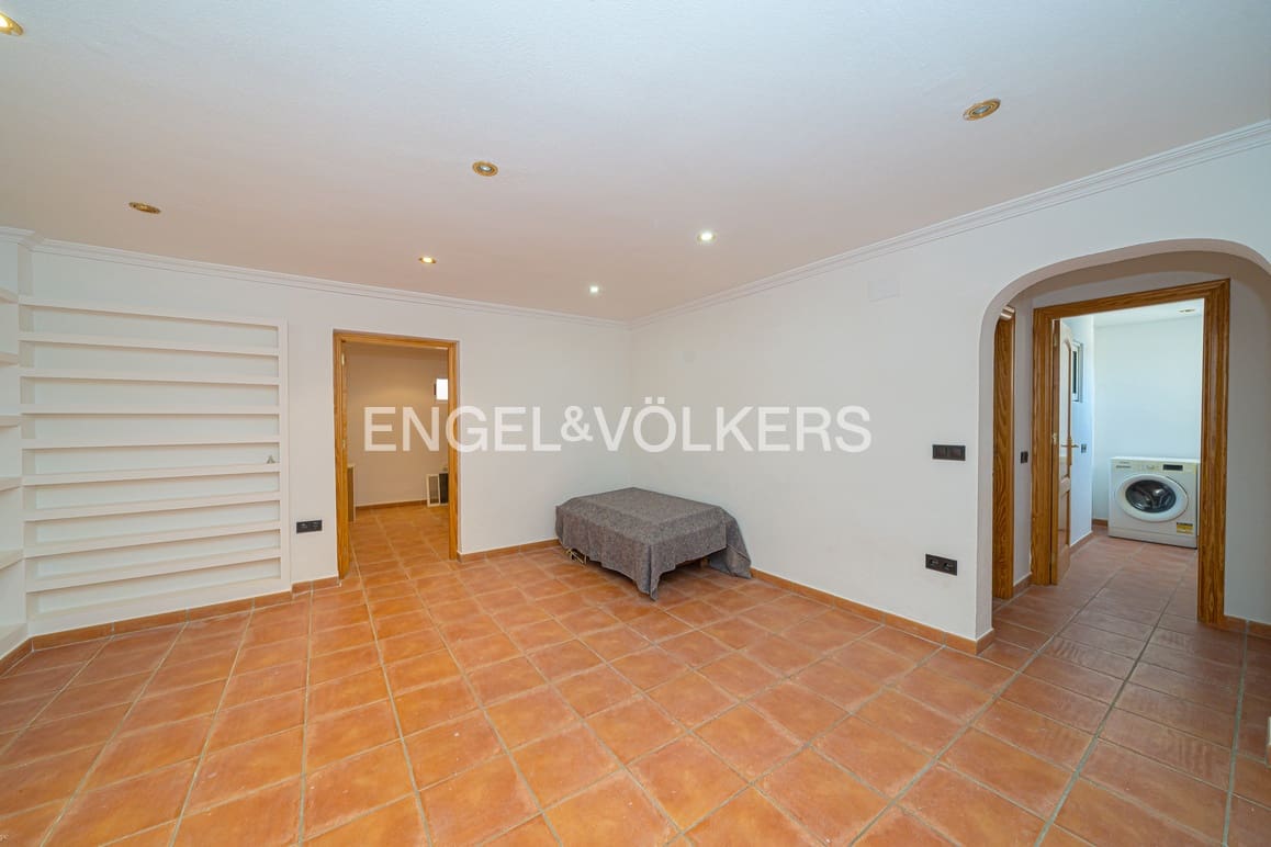 7 bedroom Villa for sale in La Nucia with pool garage - € 775,000 (Ref: 9737132)