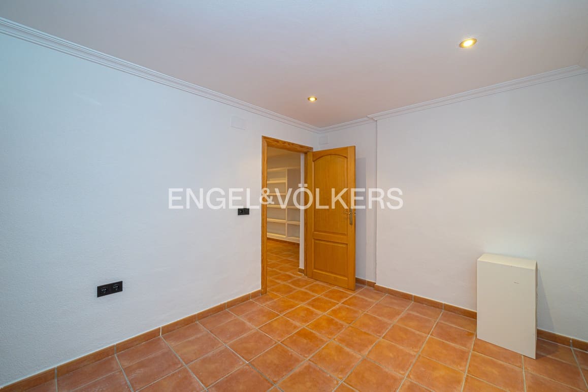 7 bedroom Villa for sale in La Nucia with pool garage - € 775,000 (Ref: 9737132)