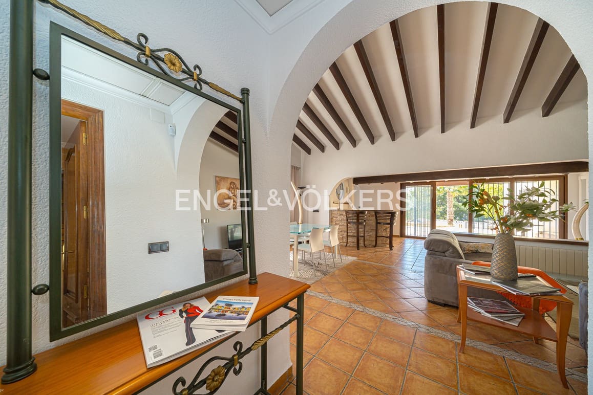 7 bedroom Villa for sale in La Nucia with pool garage - € 775,000 (Ref: 9737132)
