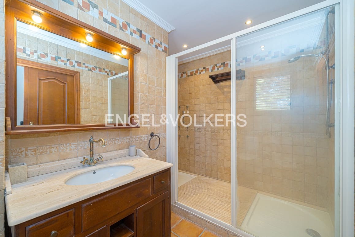 7 bedroom Villa for sale in La Nucia with pool garage - € 775,000 (Ref: 9737132)