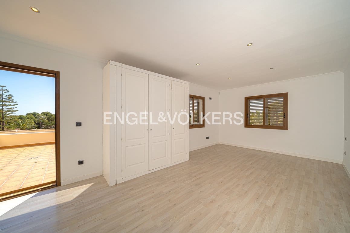 7 soverom Villa til salgs i La Nucia med svømmebasseng garasje - € 750 000 (Ref: 9737132)