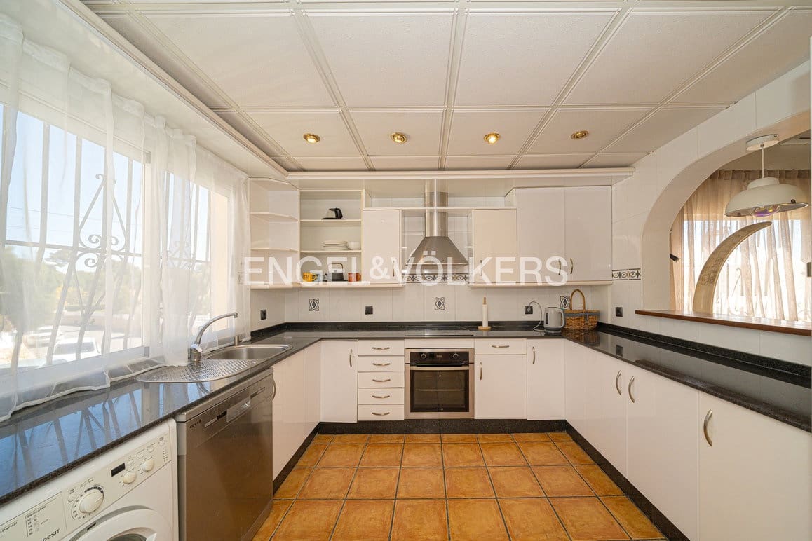 7 soverom Villa til salgs i La Nucia med svømmebasseng garasje - € 750 000 (Ref: 9737132)