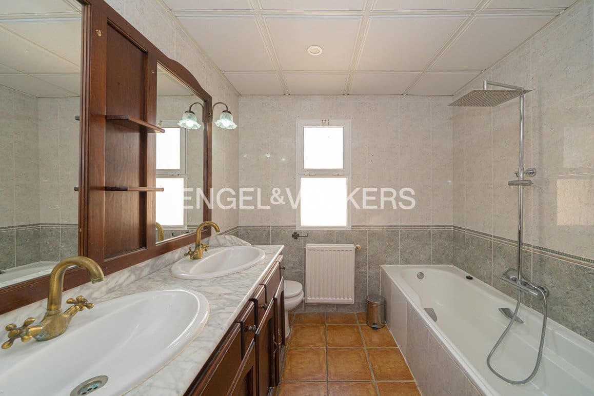 7 soverom Villa til salgs i La Nucia med svømmebasseng garasje - € 750 000 (Ref: 9737132)