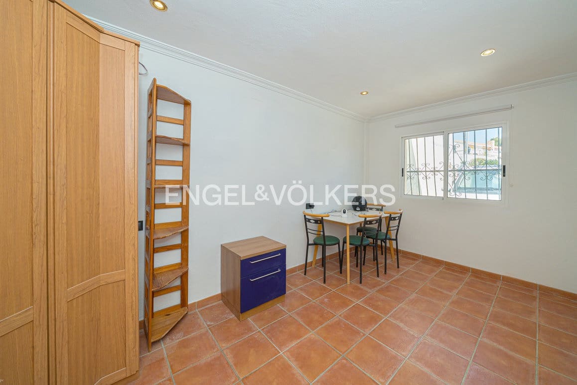 7 soverom Villa til salgs i La Nucia med svømmebasseng garasje - € 750 000 (Ref: 9737132)