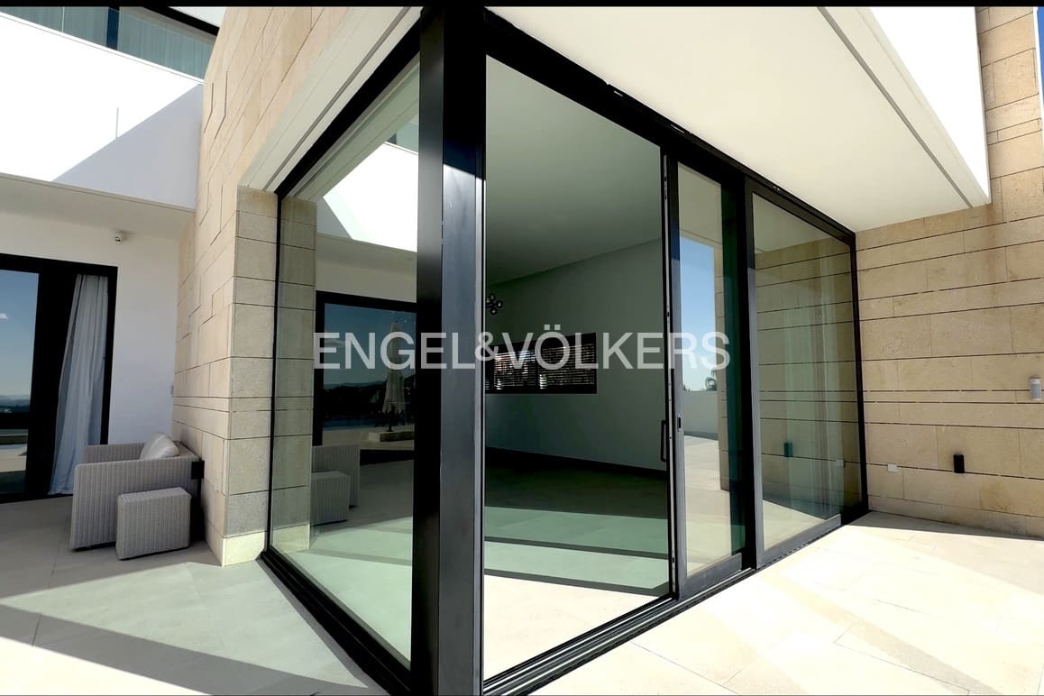 3 bedroom Villa for sale in Finestrat with pool garage - € 2,500,000 (Ref: 9778886)