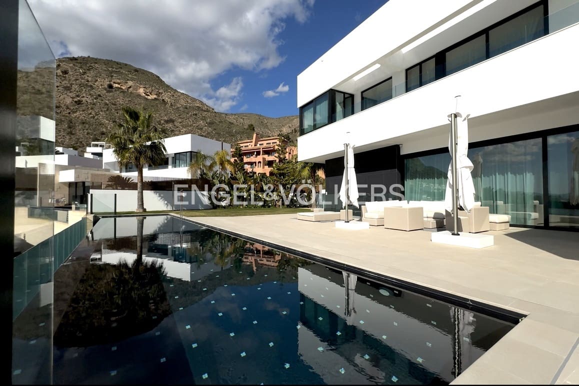 3 bedroom Villa for sale in Finestrat with pool garage - € 2,500,000 (Ref: 9778886)