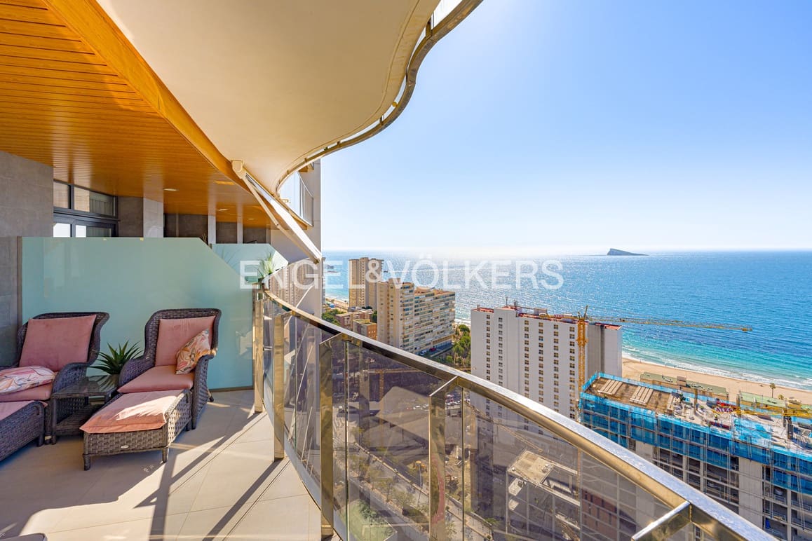 Apartamento de 2 habitaciones en Benidorm en venta con piscina garaje - 695.000 € (Ref: 9779077)