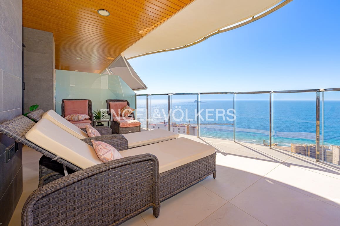 Apartamento de 2 habitaciones en Benidorm en venta con piscina garaje - 695.000 € (Ref: 9779077)