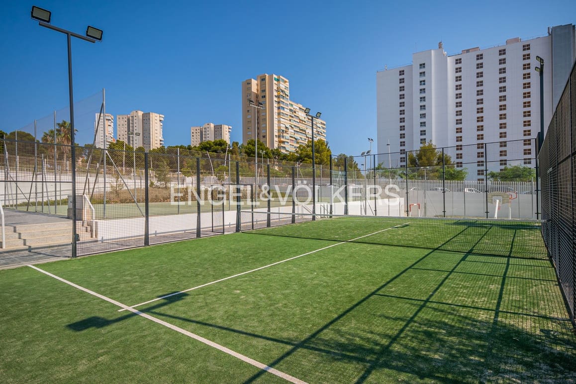 Apartamento de 2 habitaciones en Benidorm en venta con piscina garaje - 695.000 € (Ref: 9779077)
