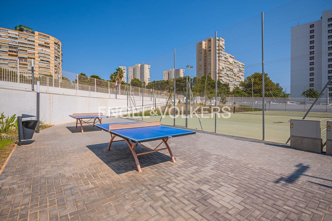 Apartamento de 2 habitaciones en Benidorm en venta con piscina garaje - 695.000 € (Ref: 9779077)