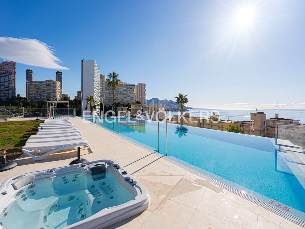 3 bedroom Apartment for sale in Benidorm with pool garage - € 1,495,000 (Ref: 9838428)