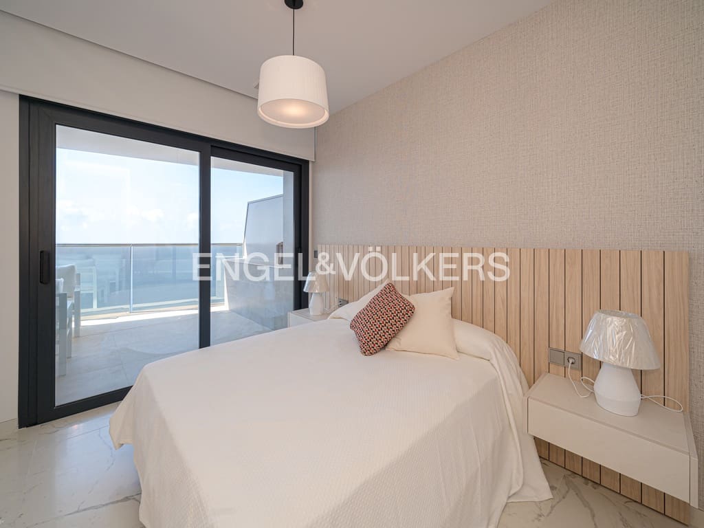 3 bedroom Apartment for sale in Benidorm with pool garage - € 1,495,000 (Ref: 9838428)