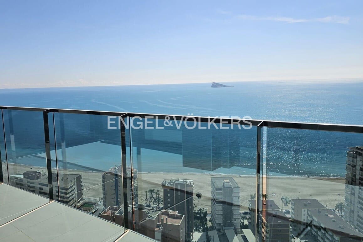 2 bedroom Apartment for rent in Benidorm with pool garage - € 1,650 (Ref: 9841586)