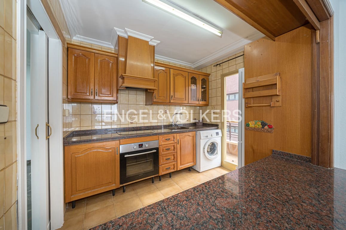 2 bedroom Apartment for rent in Benidorm with pool garage - € 1,500 (Ref: 9841587)