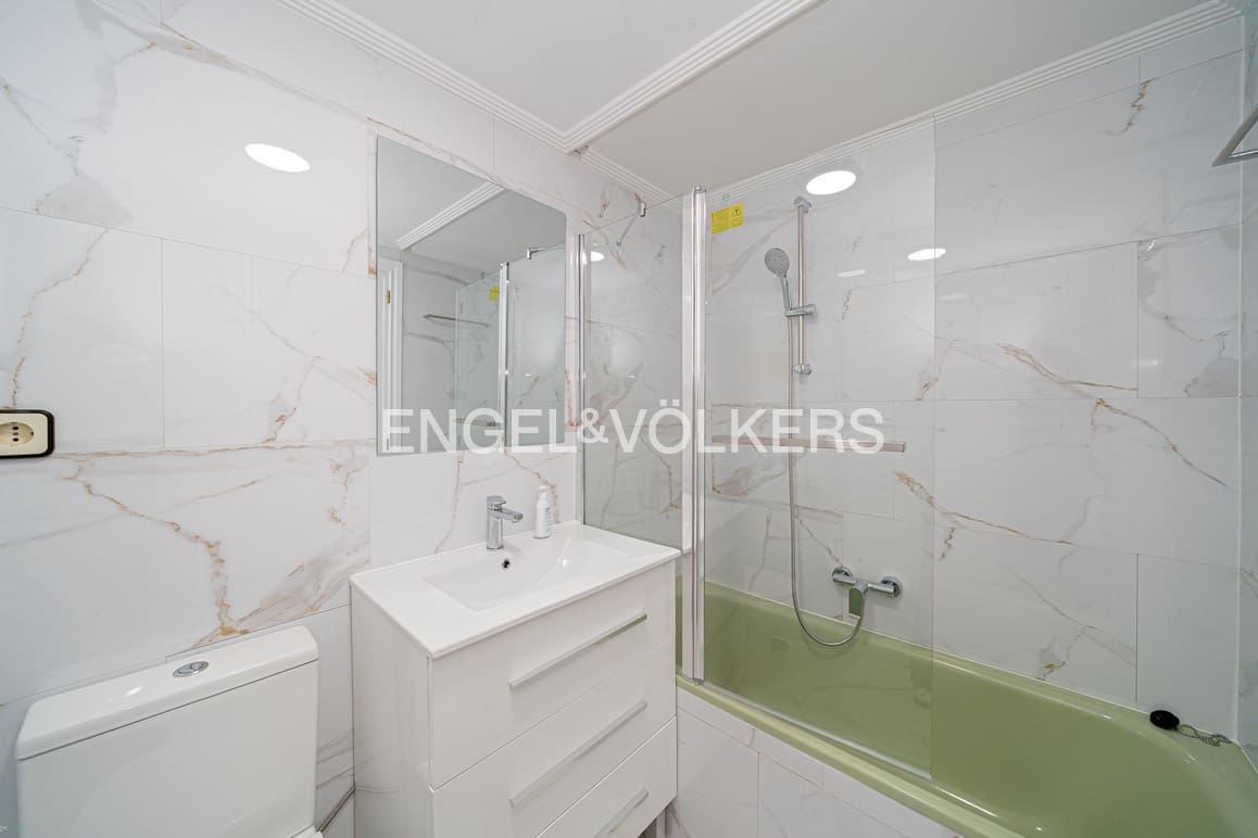 2 bedroom Apartment for rent in Benidorm with pool garage - € 1,500 (Ref: 9841587)