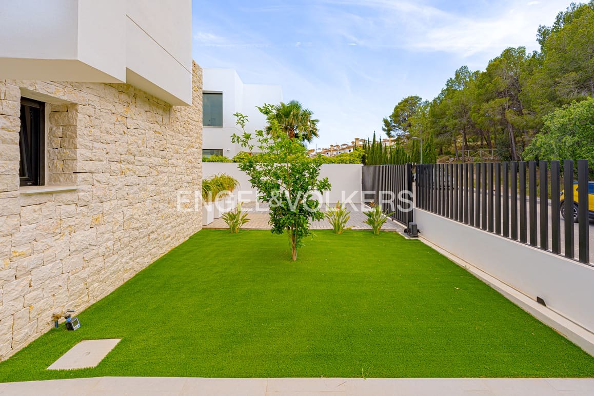3 bedroom Villa for sale in Polop with pool garage - € 795,000 (Ref: 9848229)