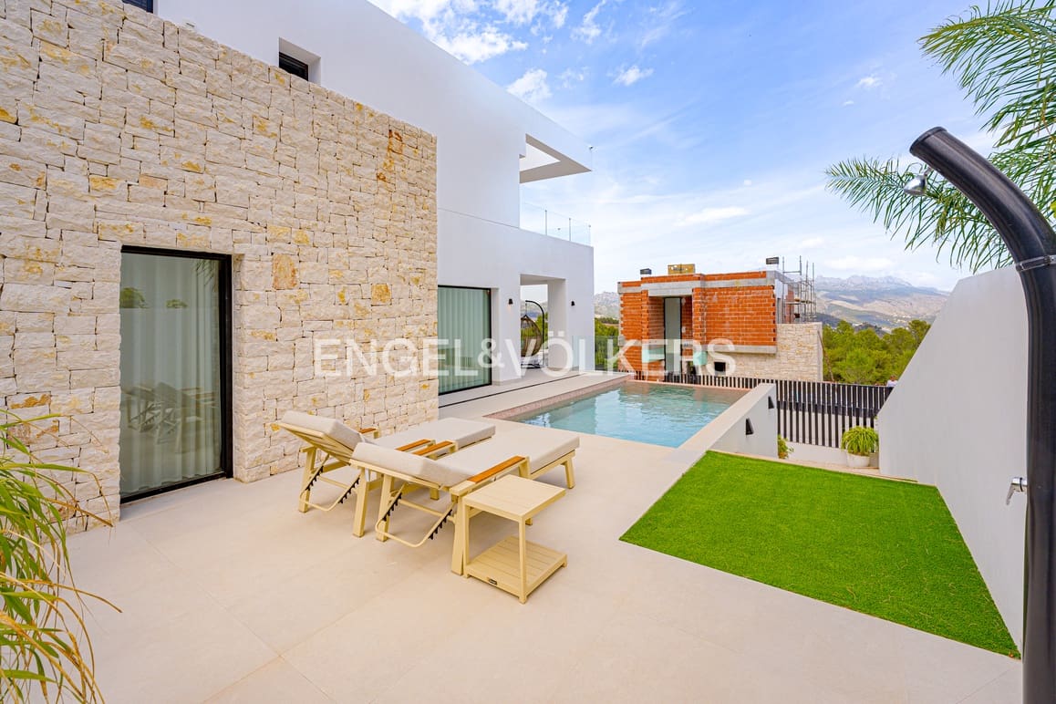3 bedroom Villa for sale in Polop with pool garage - € 795,000 (Ref: 9848229)
