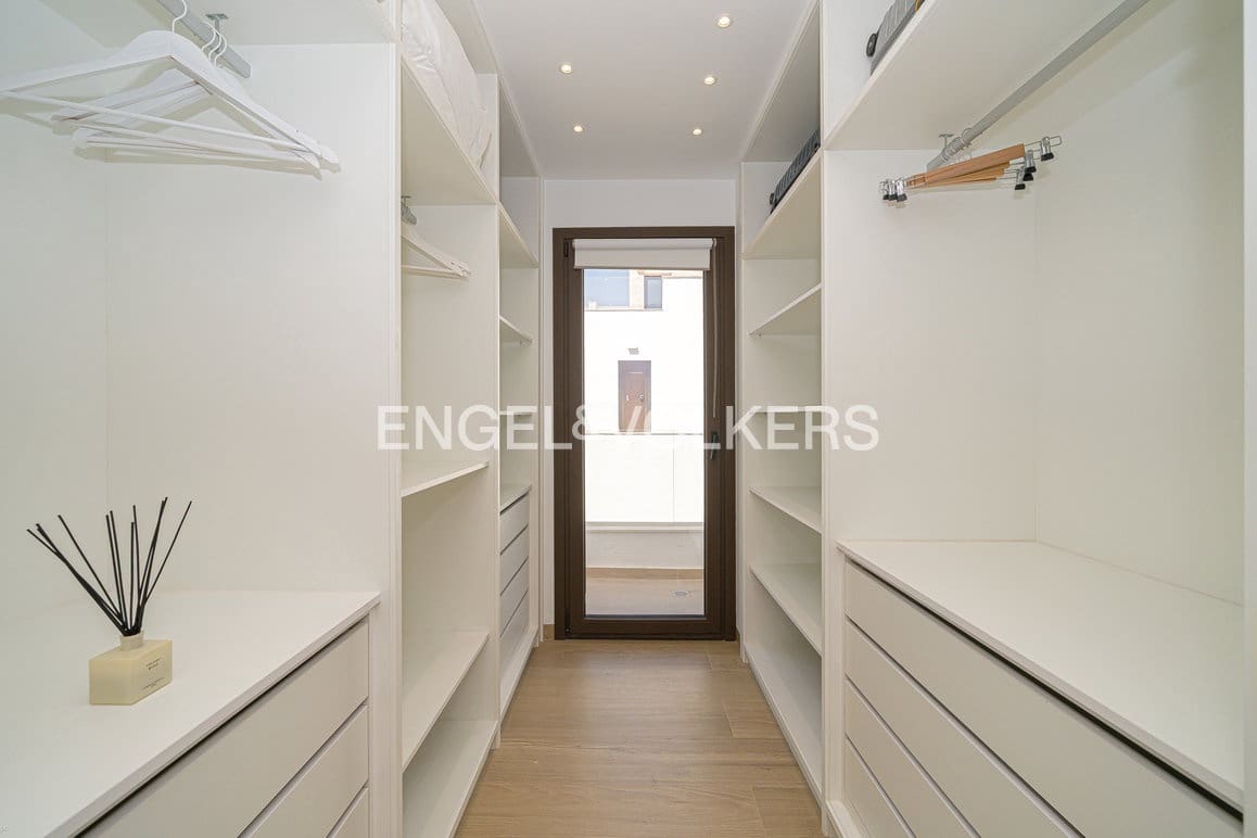 5 bedroom Villa for sale in Finestrat with pool garage - € 895,000 (Ref: 9932297)