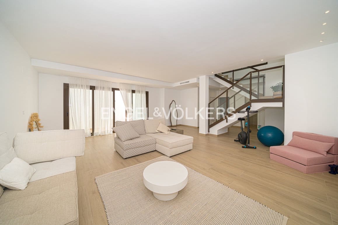 5 bedroom Villa for sale in Finestrat with pool garage - € 895,000 (Ref: 9932297)