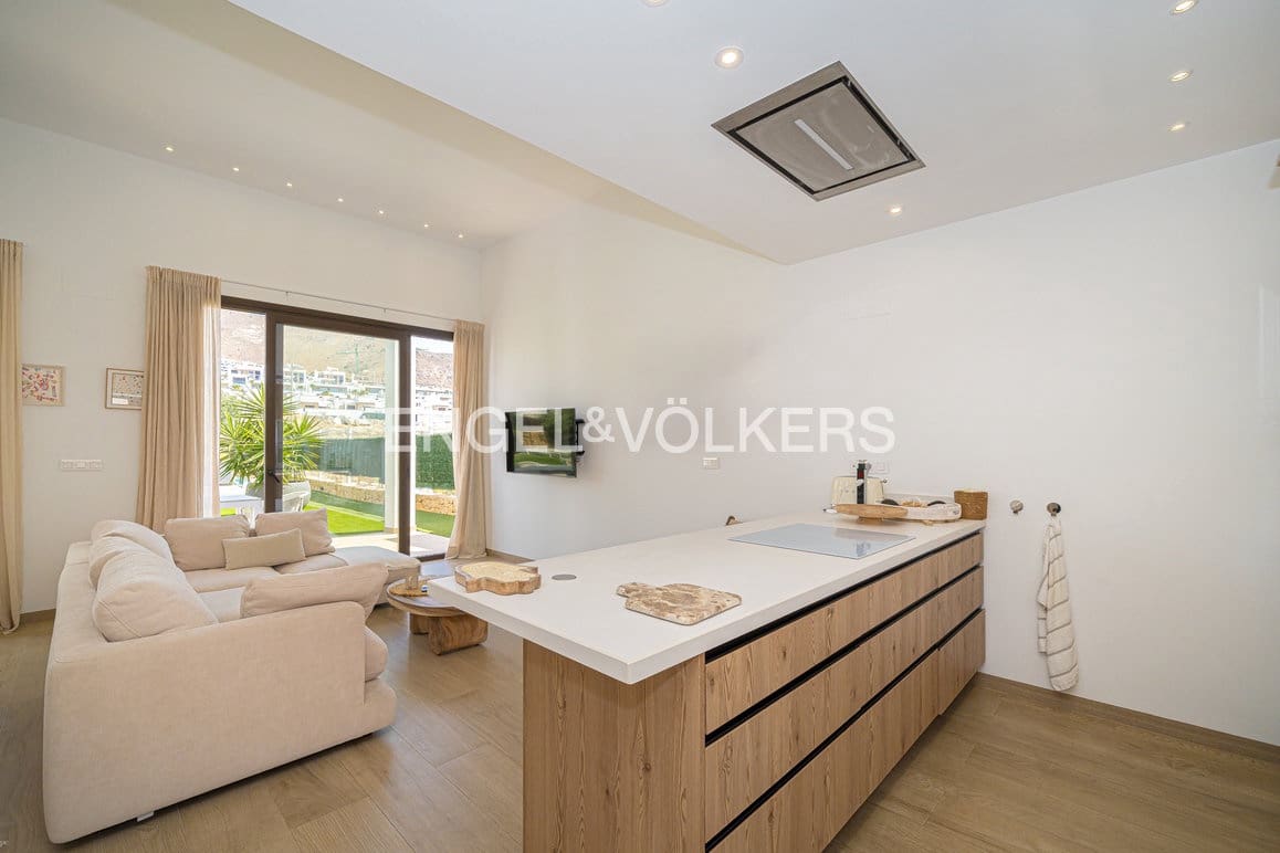 5 bedroom Villa for sale in Finestrat with pool garage - € 895,000 (Ref: 9932297)