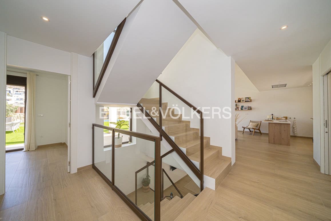 5 bedroom Villa for sale in Finestrat with pool garage - € 895,000 (Ref: 9932297)