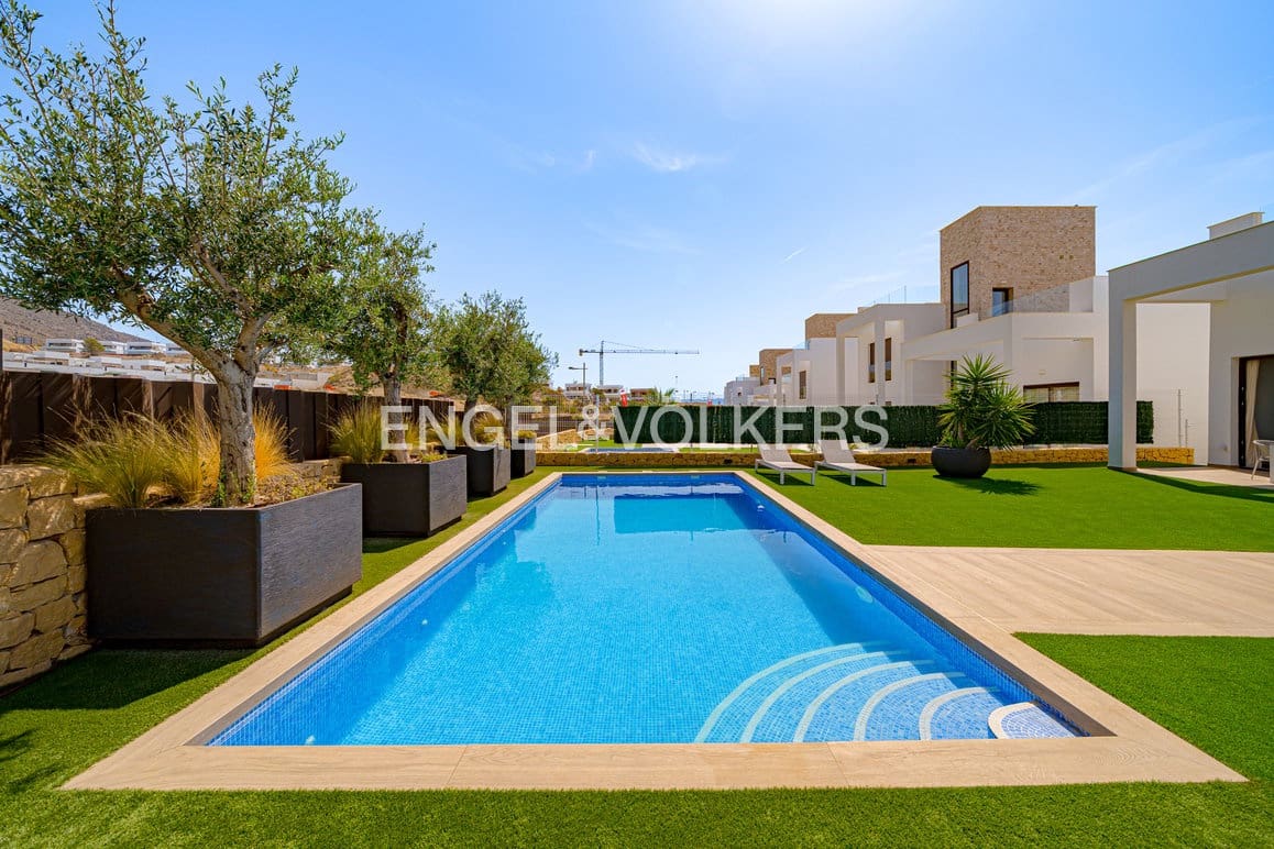 5 bedroom Villa for sale in Finestrat with pool garage - € 895,000 (Ref: 9932297)