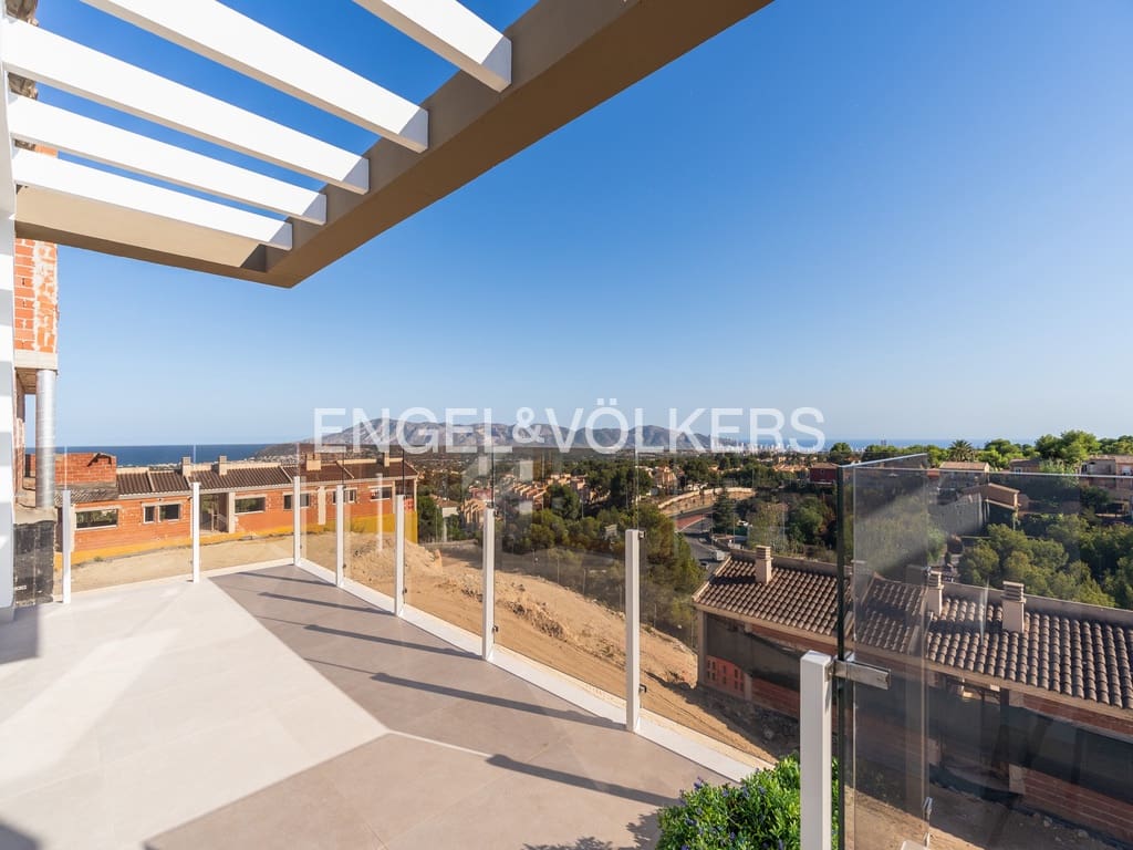 4 bedroom Villa for sale in La Nucia with pool garage - € 449,000 (Ref: 9946623)